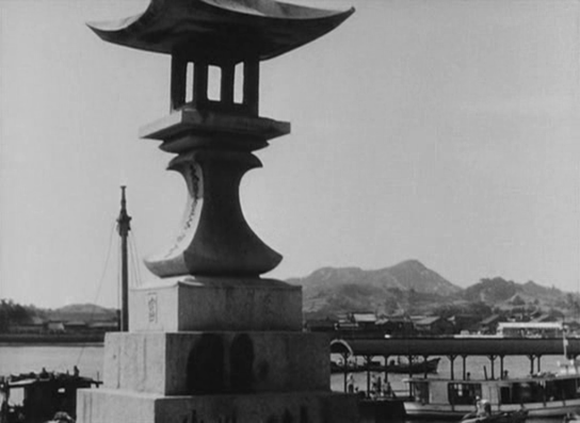 Filmszenen aus Tokyo Monogatari (Die Reise nach Tokio) von Yasujiro Ozu, Filmkritik, Rezension von Ricardo Salva