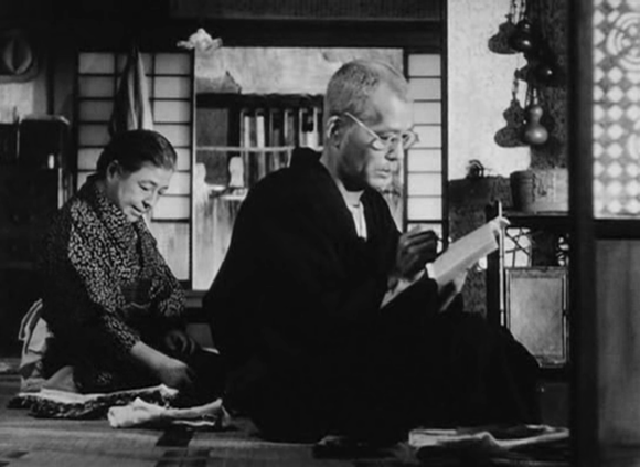 Filmszenen aus Tokyo Monogatari (Die Reise nach Tokio) von Yasujiro Ozu, Filmkritik, Rezension von Ricardo Salva