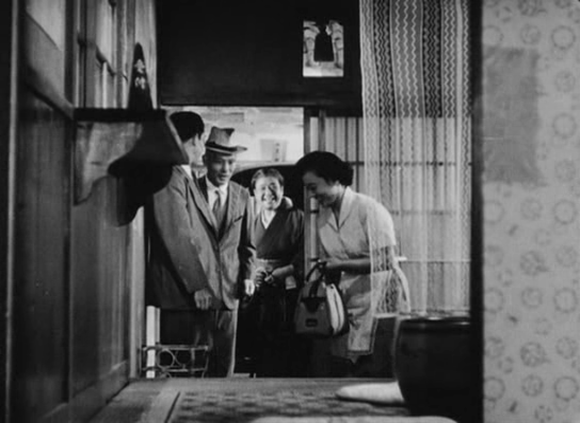 Filmszenen aus Tokyo Monogatari (Die Reise nach Tokio) von Yasujiro Ozu, Filmkritik, Rezension von Ricardo Salva