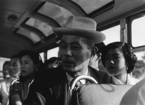 Filmszenen aus Tokyo Monogatari (Die Reise nach Tokio) von Yasujiro Ozu, Filmkritik, Rezension von Ricardo Salva