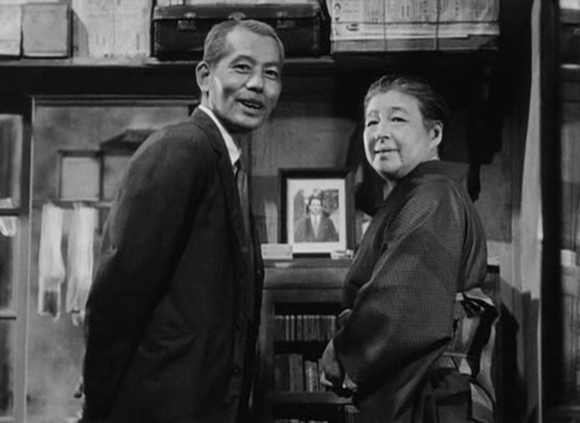 Filmszenen aus Tokyo Monogatari (Die Reise nach Tokio) von Yasujiro Ozu, Filmkritik, Rezension von Ricardo Salva