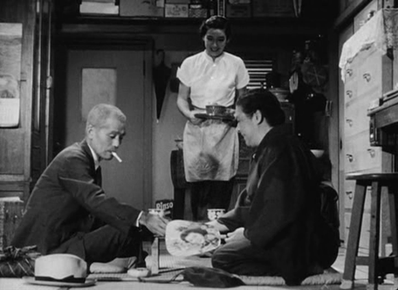 Filmszenen aus Tokyo Monogatari (Die Reise nach Tokio) von Yasujiro Ozu, Filmkritik, Rezension von Ricardo Salva
